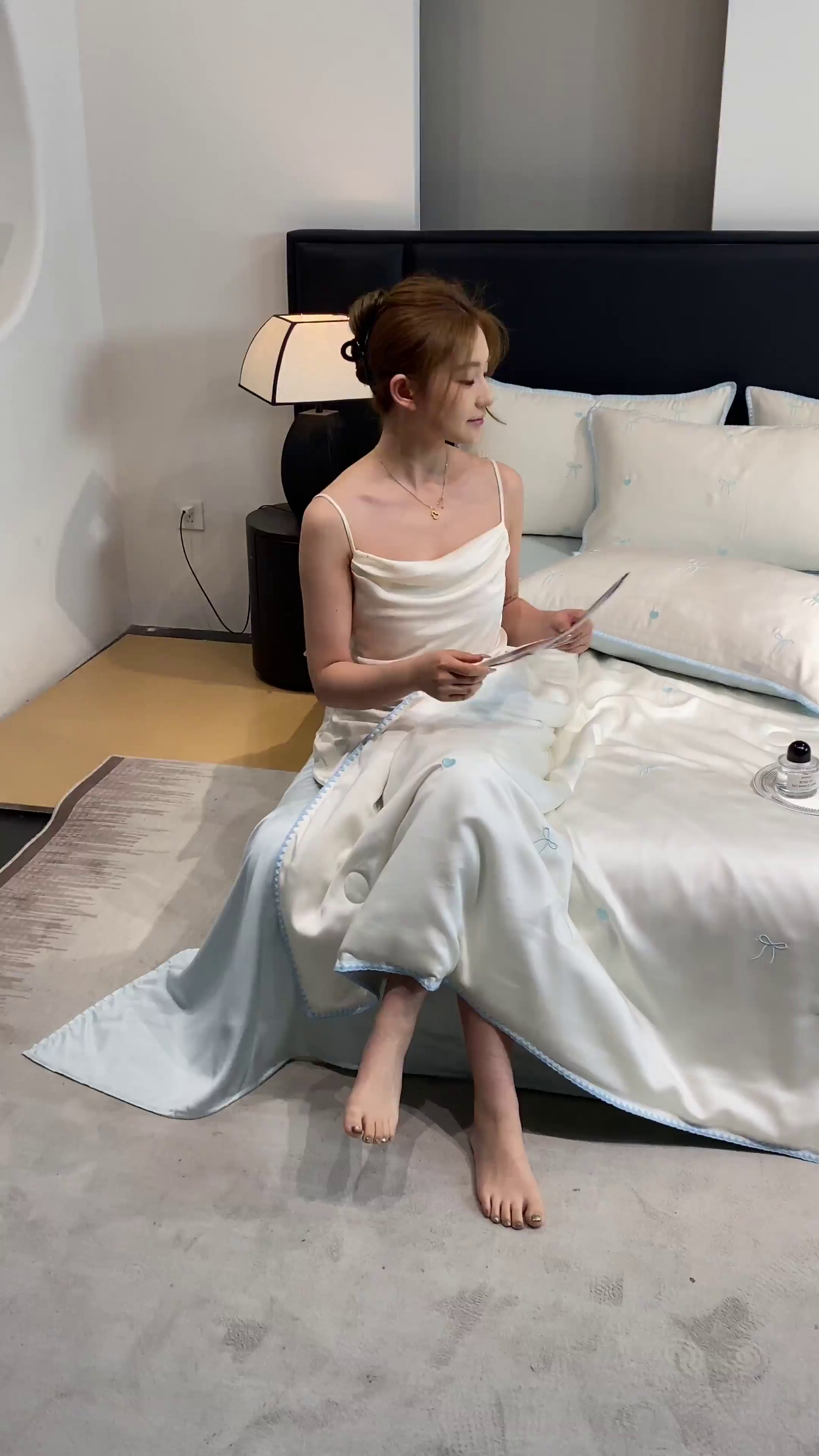 91家纺网 家纺一手货源 找家纺 如一 2026新款水洗冰丝刺绣三角针工艺夏被四件套 爱心结-白蓝