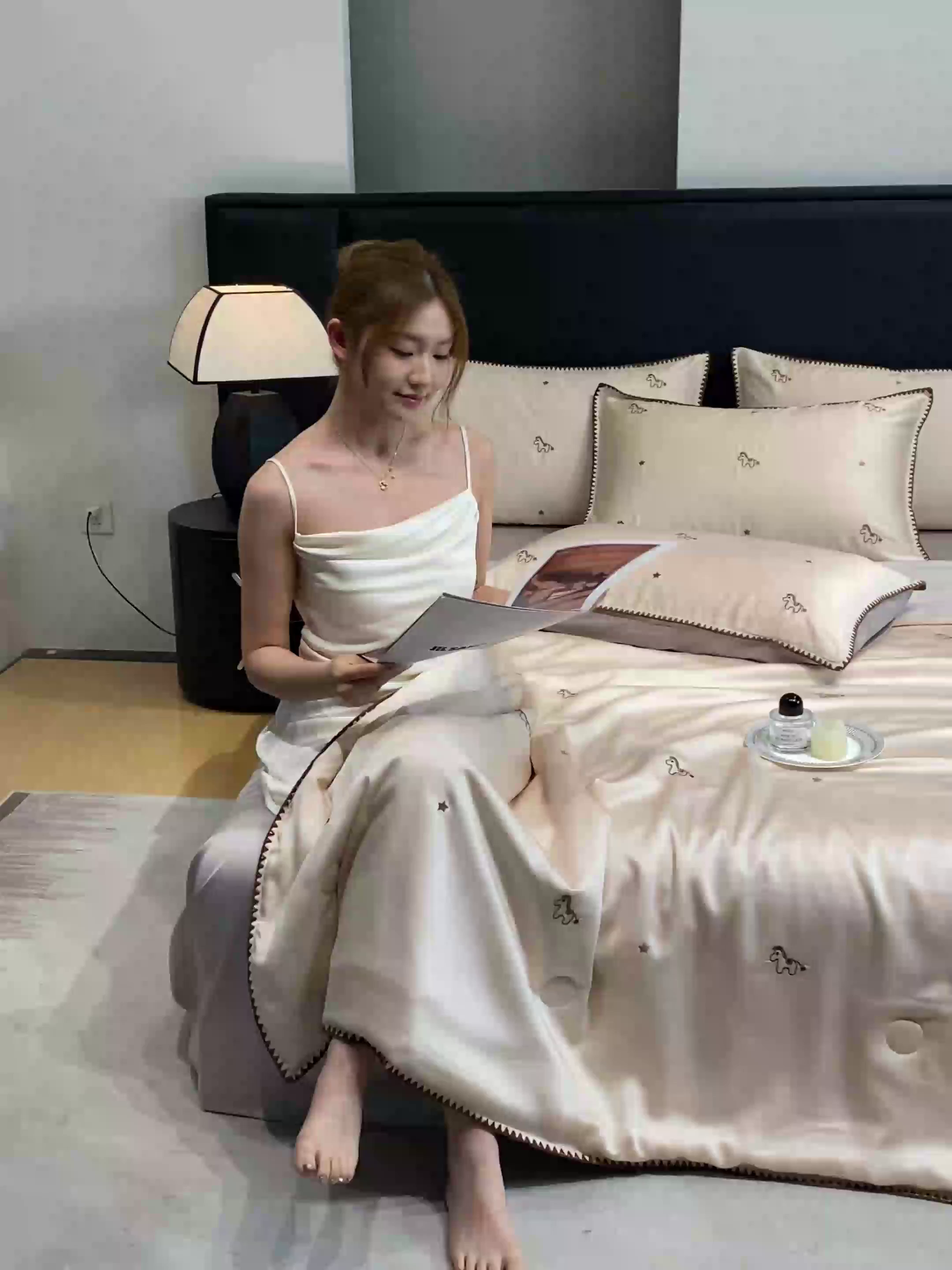 91家纺网 家纺一手货源 找家纺 如一 2026新款水洗冰丝刺绣三角针工艺夏被四件套 小马驹-杏灰