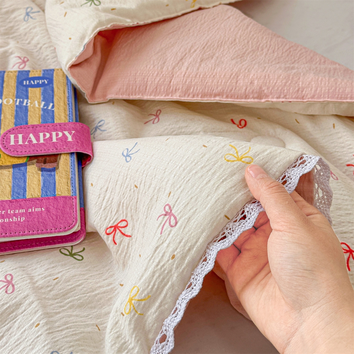 91家纺网 家纺一手货源 找家纺 名兮家居 2026新款儿童A类皱皱纱夏被夏凉被空调被 彩色蝴蝶结