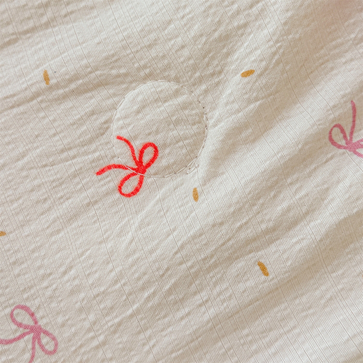 91家纺网 家纺一手货源 找家纺 名兮家居 2026新款儿童A类皱皱纱夏被夏凉被空调被 彩色蝴蝶结