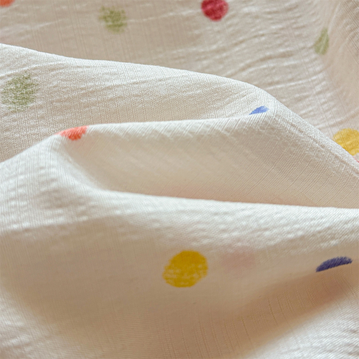 91家纺网 家纺一手货源 找家纺 名兮家居 2026新款儿童A类皱皱纱夏被夏凉被空调被 心动波点