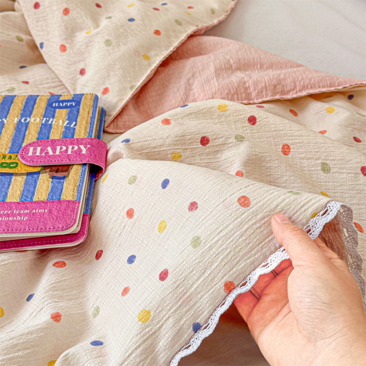 91家纺网 家纺一手货源 找家纺 名兮家居 2026新款儿童A类皱皱纱夏被夏凉被空调被 心动波点