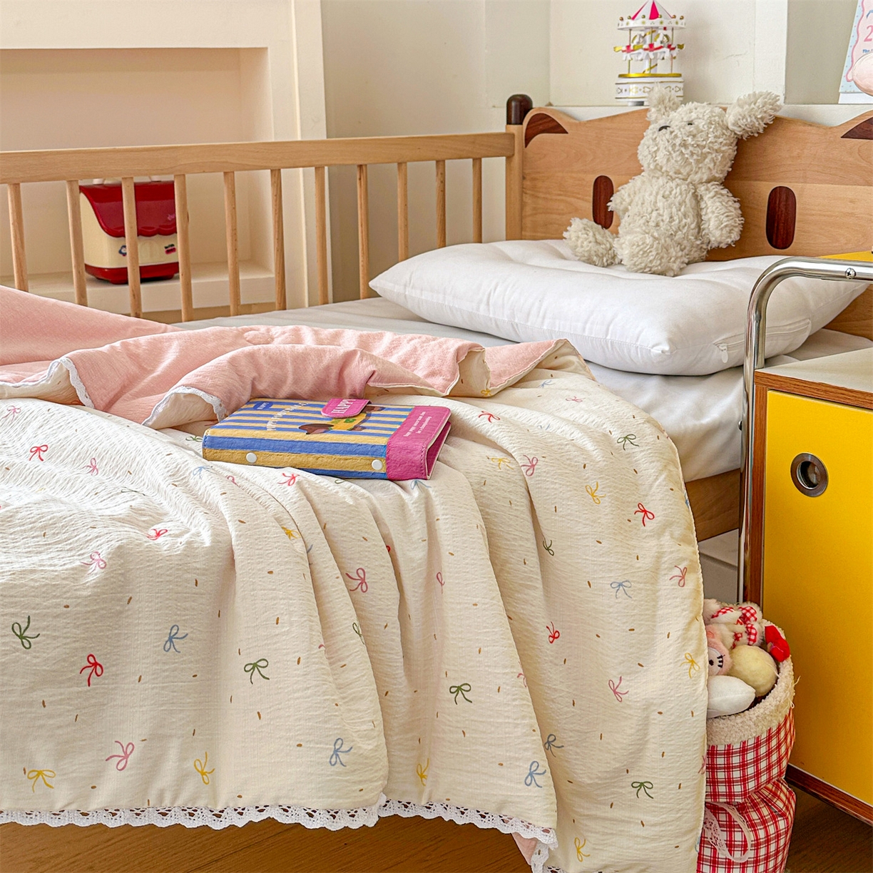 91家纺网 家纺一手货源 找家纺 名兮家居 2026新款儿童A类皱皱纱夏被夏凉被空调被 彩色蝴蝶结