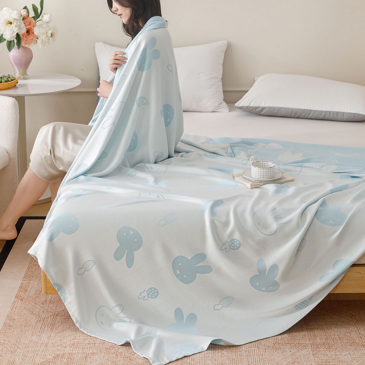 91家纺网 家纺一手货源 找家纺 悦然毛巾被 2026新款竹纤维冷感毯单层毛巾被夏被空调被斜纹提花叶子卡通 甜心兔蓝