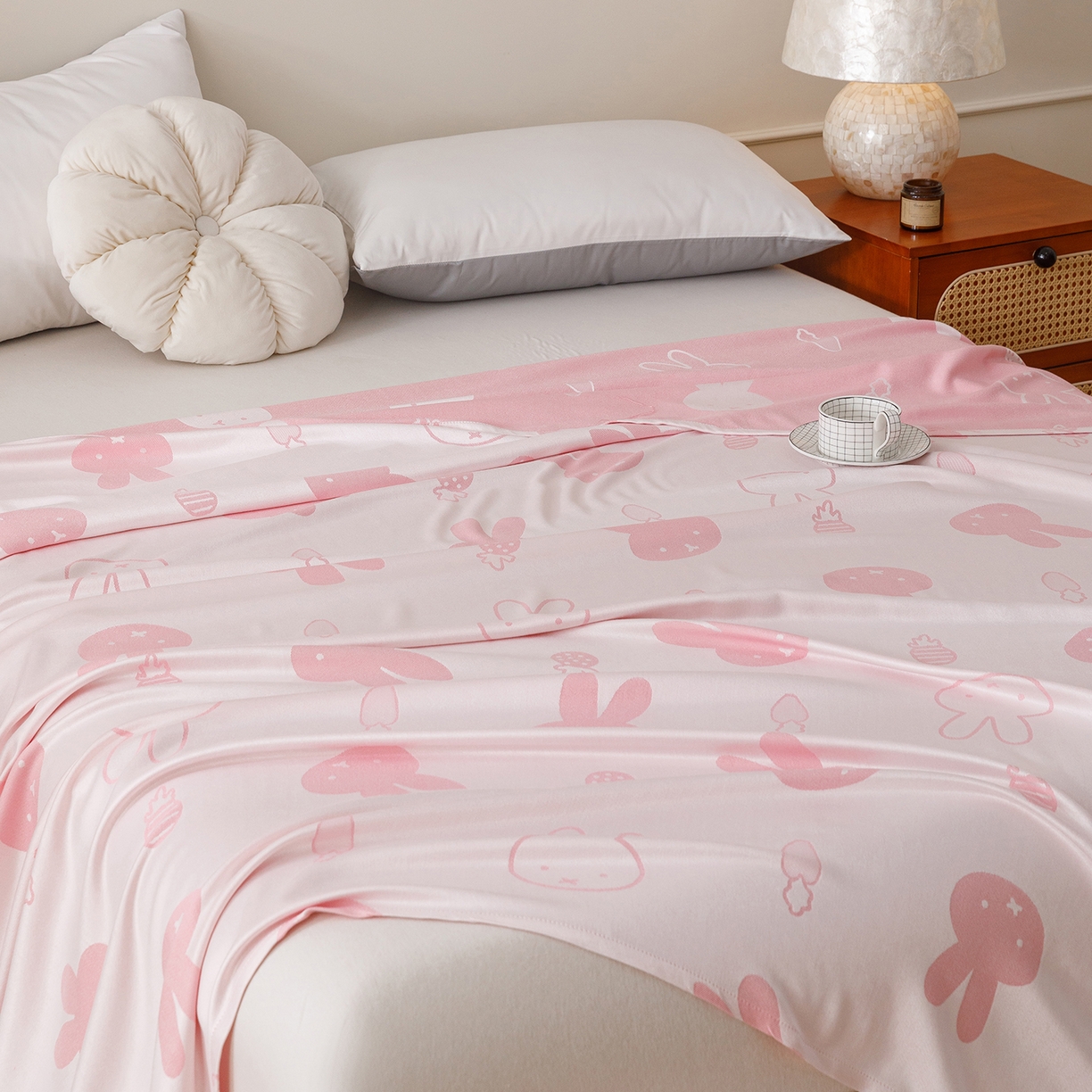 91家纺网 家纺一手货源 找家纺 悦然毛巾被 2026新款竹纤维冷感毯单层毛巾被夏被空调被斜纹提花叶子卡通 甜心兔粉