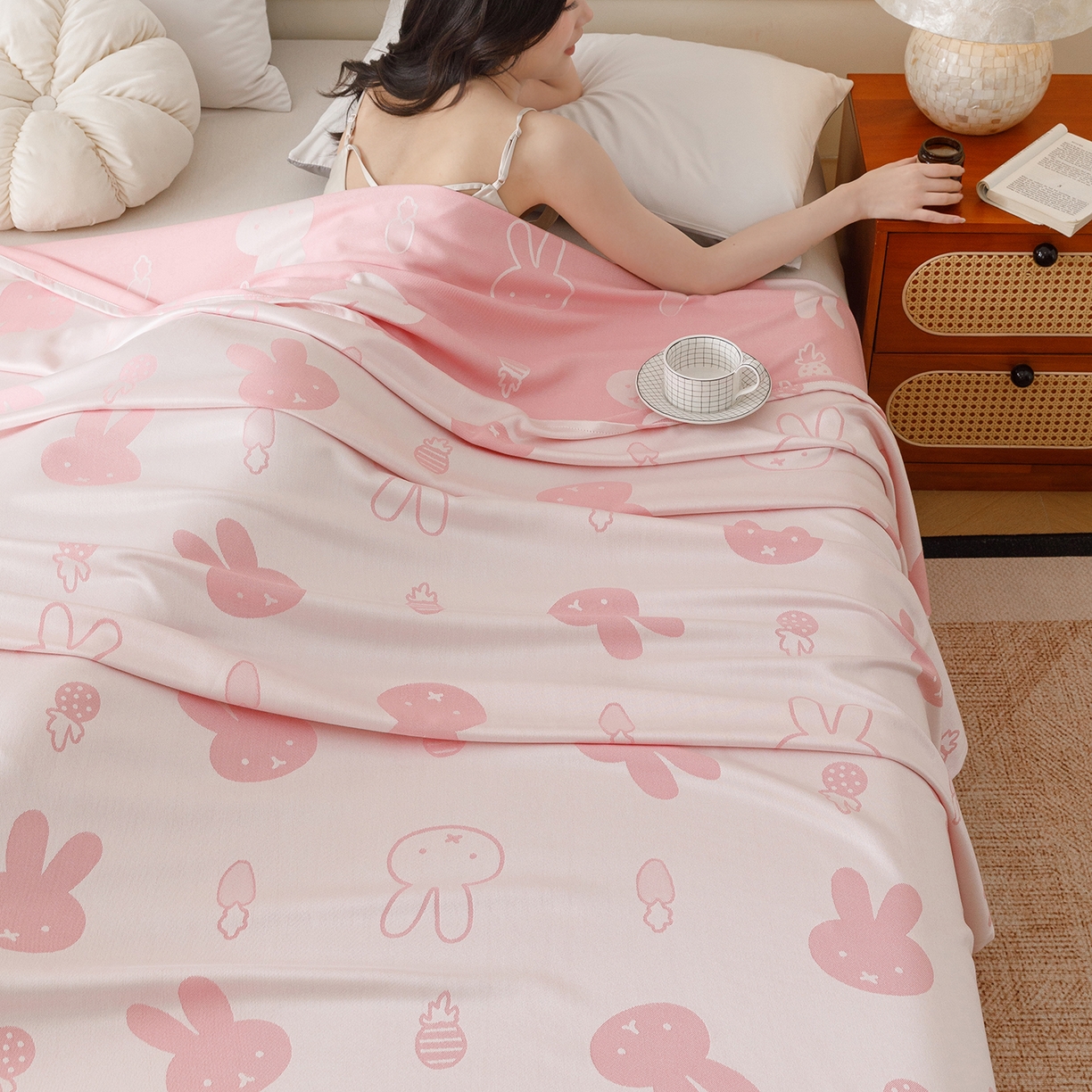 91家纺网 家纺一手货源 找家纺 悦然毛巾被 2026新款竹纤维冷感毯单层毛巾被夏被空调被斜纹提花叶子卡通 甜心兔粉