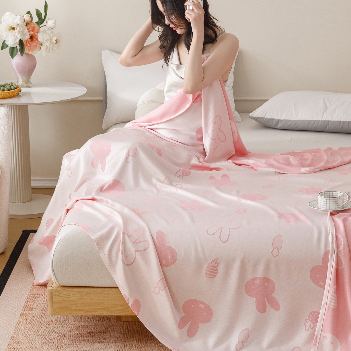 91家纺网 家纺一手货源 找家纺 悦然毛巾被 2026新款竹纤维冷感毯单层毛巾被夏被空调被斜纹提花叶子卡通 甜心兔粉