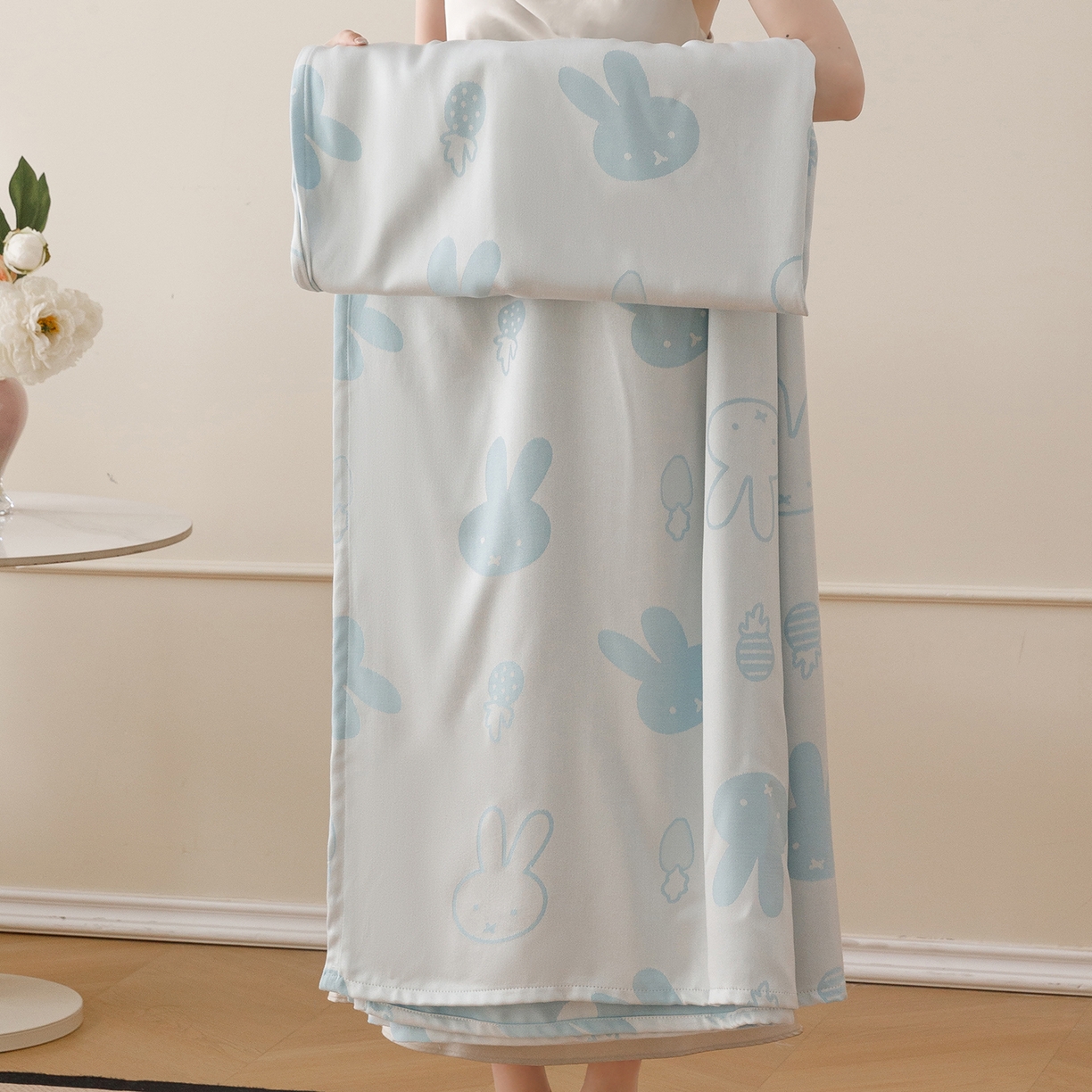 91家纺网 家纺一手货源 找家纺 悦然毛巾被 2026新款竹纤维冷感毯单层毛巾被夏被空调被斜纹提花叶子卡通 甜心兔蓝