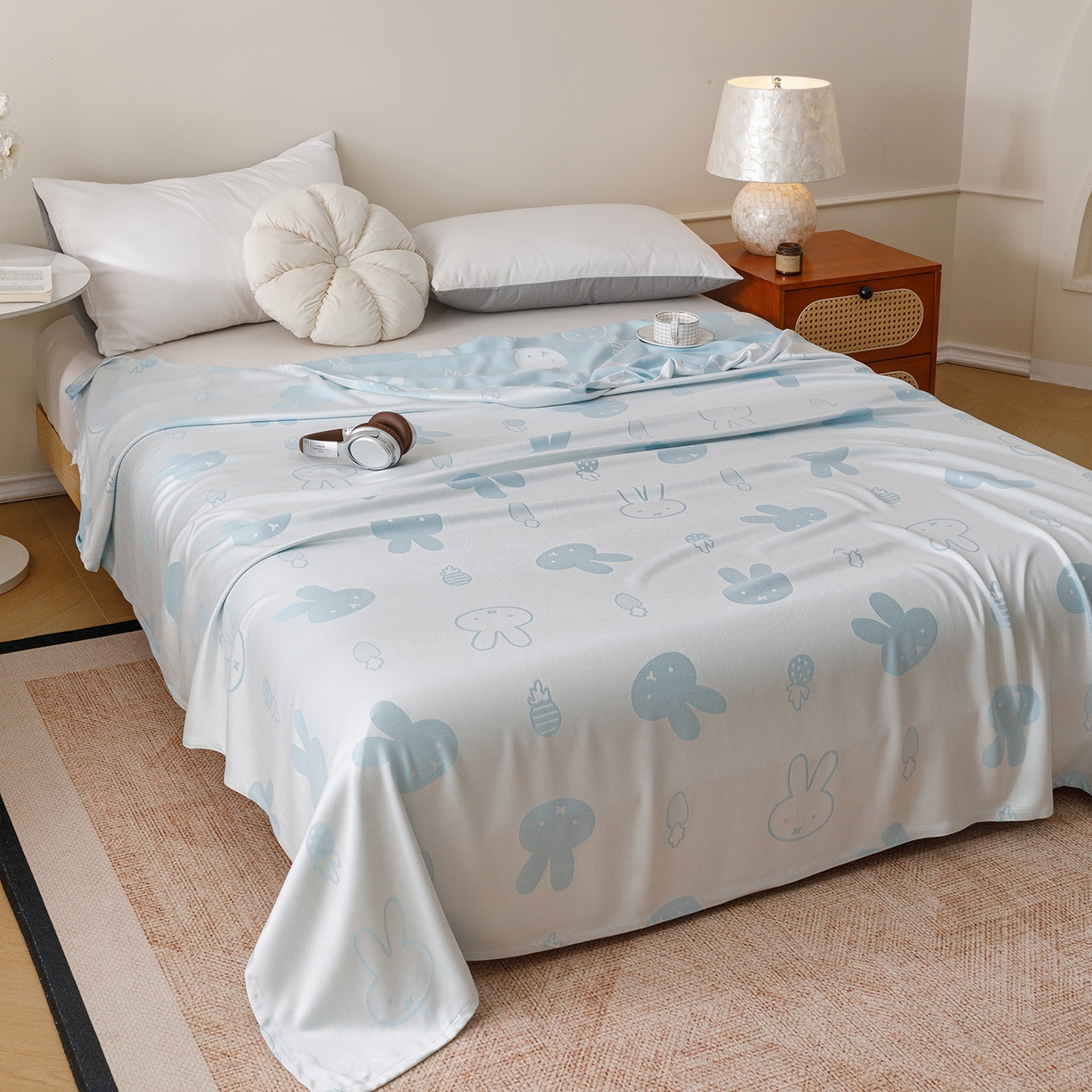 91家纺网 家纺一手货源 找家纺 悦然毛巾被 2026新款竹纤维冷感毯单层毛巾被夏被空调被斜纹提花叶子卡通 甜心兔蓝