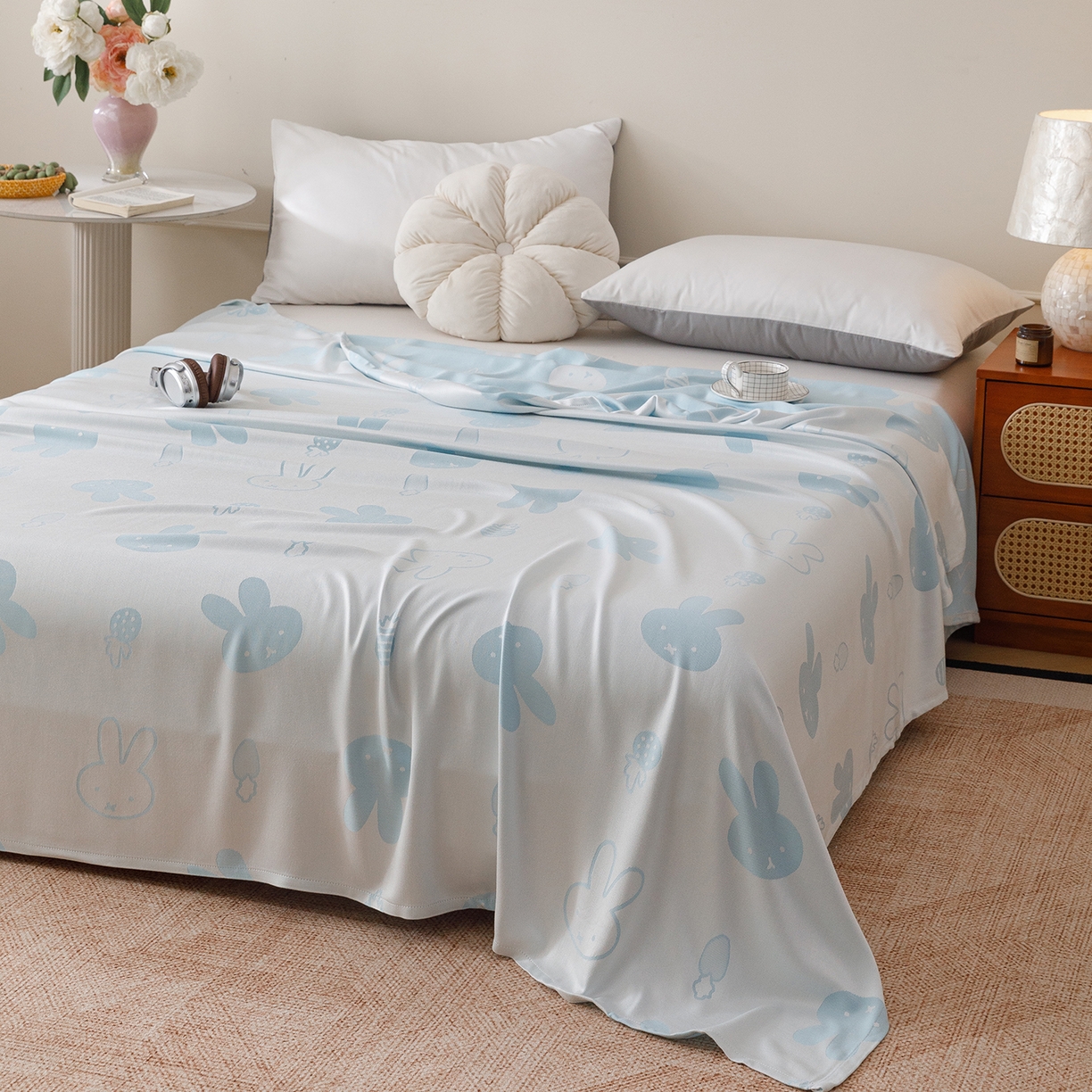 91家纺网 家纺一手货源 找家纺 悦然毛巾被 2026新款竹纤维冷感毯单层毛巾被夏被空调被斜纹提花叶子卡通 甜心兔蓝