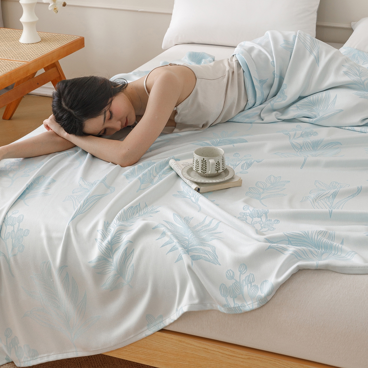 91家纺网 家纺一手货源 找家纺 悦然毛巾被 2026新款竹纤维冷感毯单层毛巾被夏被空调被斜纹提花叶子卡通 竹间花蓝