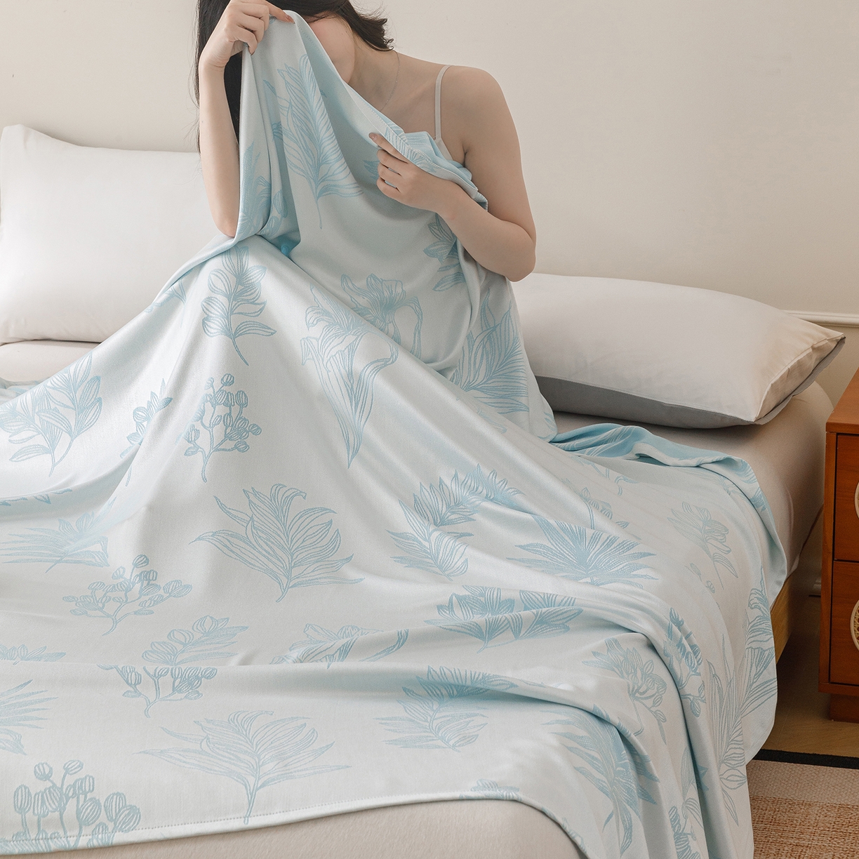 91家纺网 家纺一手货源 找家纺 悦然毛巾被 2026新款竹纤维冷感毯单层毛巾被夏被空调被斜纹提花叶子卡通 竹间花蓝