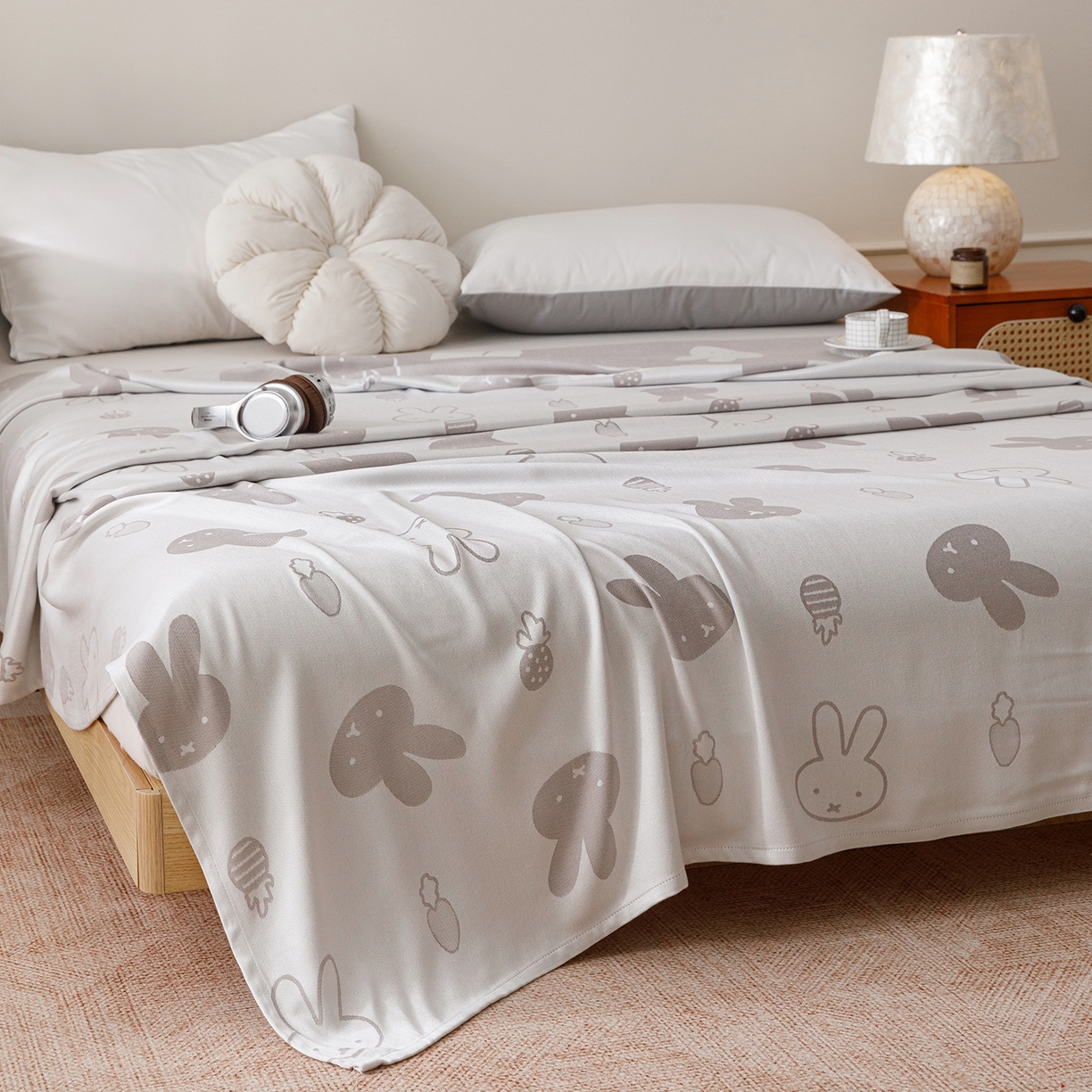 91家纺网 家纺一手货源 找家纺 悦然毛巾被 2026新款竹纤维冷感毯单层毛巾被夏被空调被斜纹提花叶子卡通 甜心兔银