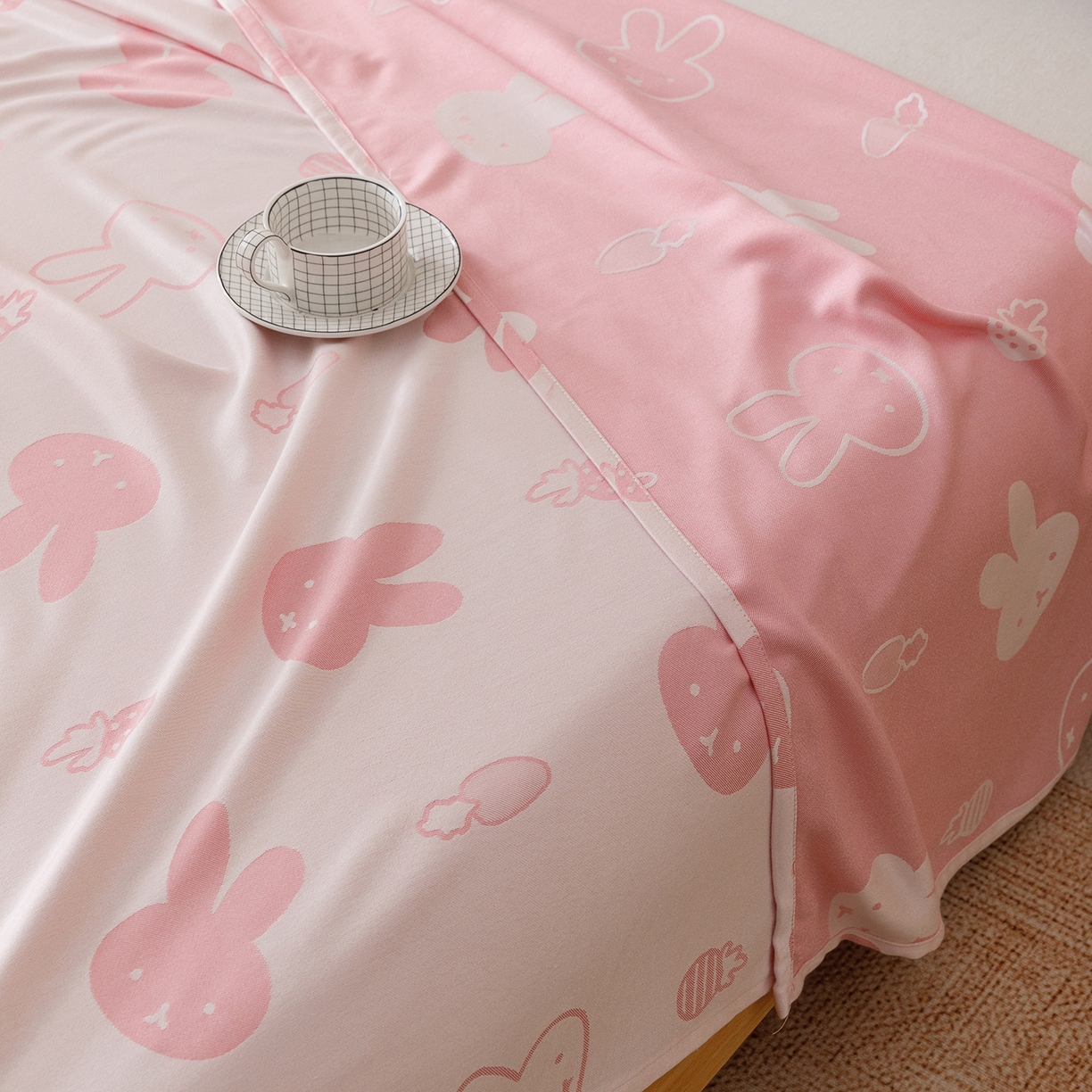 91家纺网 家纺一手货源 找家纺 悦然毛巾被 2026新款竹纤维冷感毯单层毛巾被夏被空调被斜纹提花叶子卡通 甜心兔粉