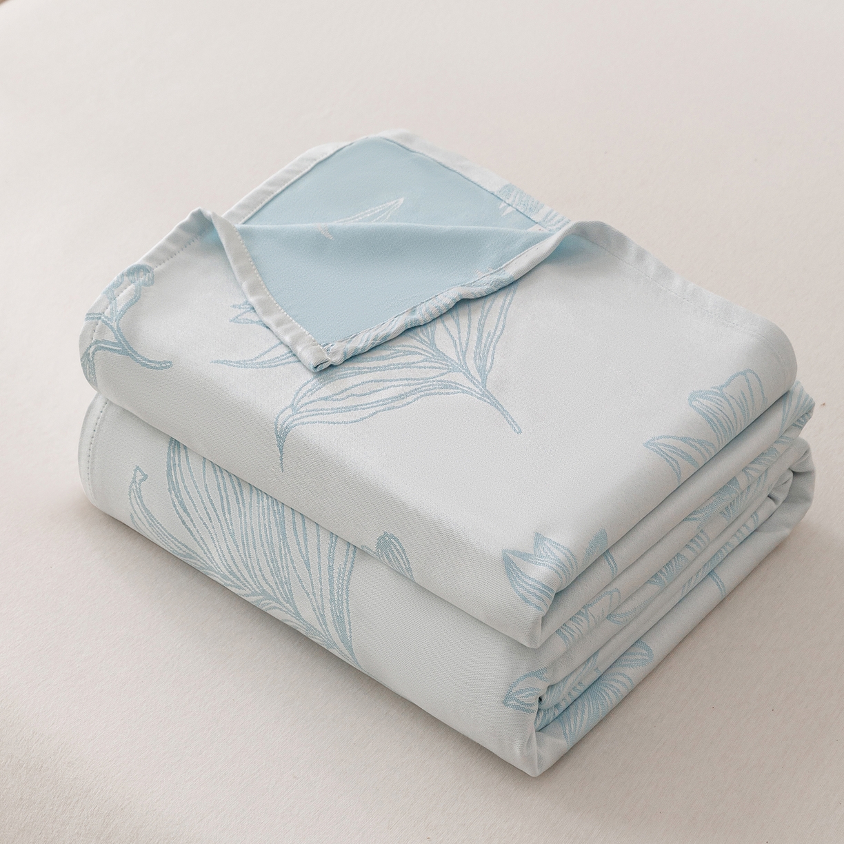 91家纺网 家纺一手货源 找家纺 悦然毛巾被 2026新款竹纤维冷感毯单层毛巾被夏被空调被斜纹提花叶子卡通 竹间花蓝