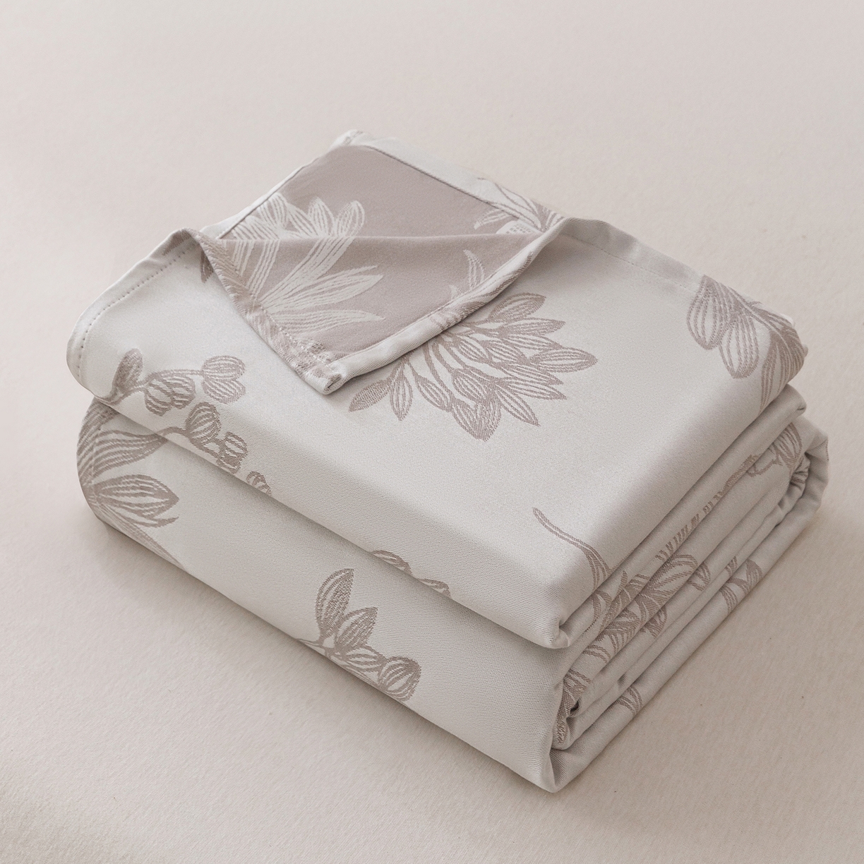 91家纺网 家纺一手货源 找家纺 悦然毛巾被 2026新款竹纤维冷感毯单层毛巾被夏被空调被斜纹提花叶子卡通 竹间花银