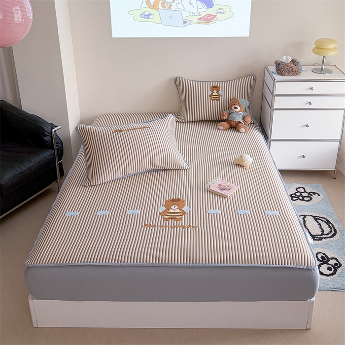 91家纺网 家纺一手货源 找家纺 暖生活 2026新款3DMAX超凉感原创PE冰丝软席子凉席-床笠款 蜜蜂小熊