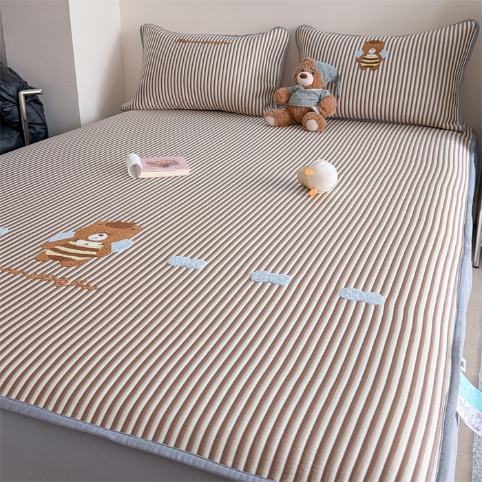 91家纺网 家纺一手货源 找家纺 暖生活 2026新款3DMAX超凉感原创PE冰丝软席子凉席-床笠款 蜜蜂小熊