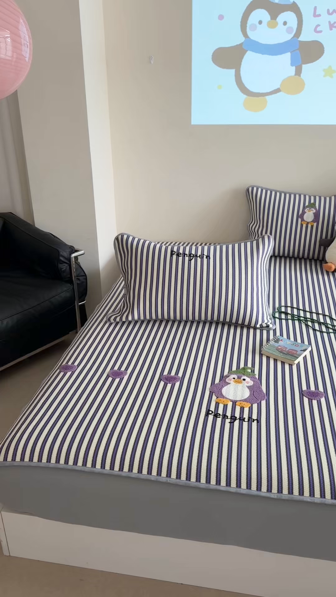 91家纺网 家纺一手货源 找家纺 暖生活 2026新款3DMAX超凉感原创PE冰丝软席子凉席-床笠款 茄子企鹅