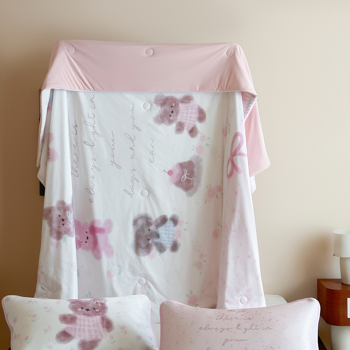 91家纺网 家纺一手货源 找家纺 桃喜 2026新款A类绵绵冰双感夏被夏凉被空调被（一面针织棉一面凉感 夏被小熊来信