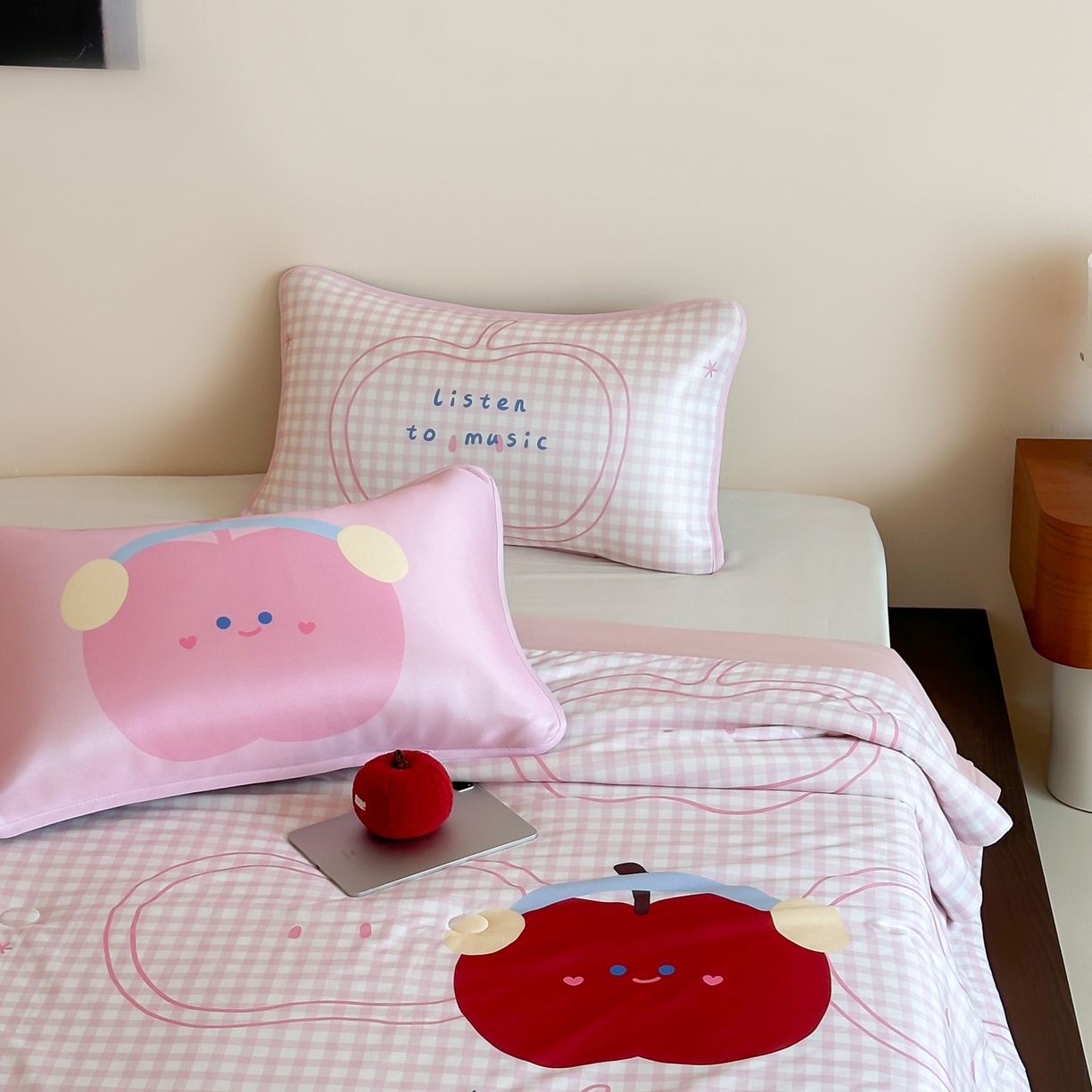 91家纺网 家纺一手货源 找家纺 桃喜 2026新款A类绵绵冰双感夏被夏凉被空调被（一面针织棉一面凉感 夏被粉格苹果