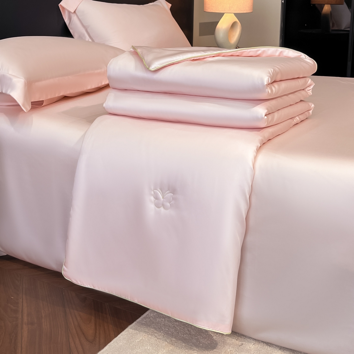 91家纺网 家纺一手货源 找家纺 （总）新方向 2026A类20%蚕丝天丝棉夏被四件套 65%60s兰精天丝 35%100支长绒棉-蝴蝶