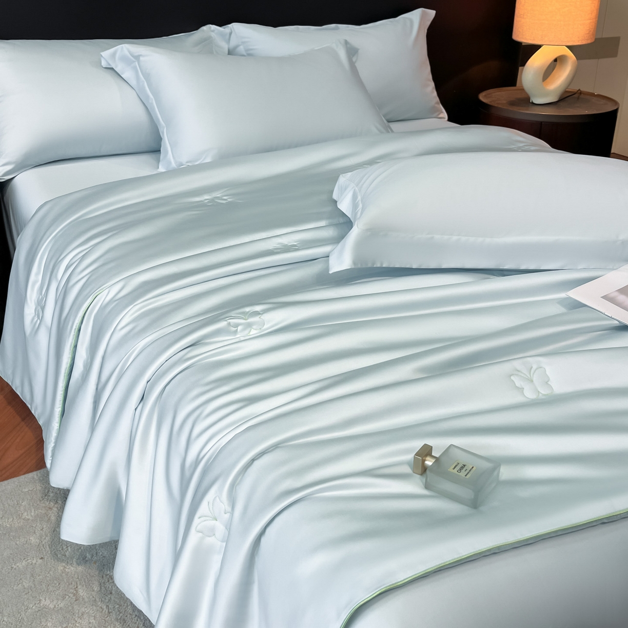 91家纺网 家纺一手货源 找家纺 新方向 2026新款A类20%蚕丝天丝棉夏被四件套蝴蝶系列 蝴蝶-微光蓝