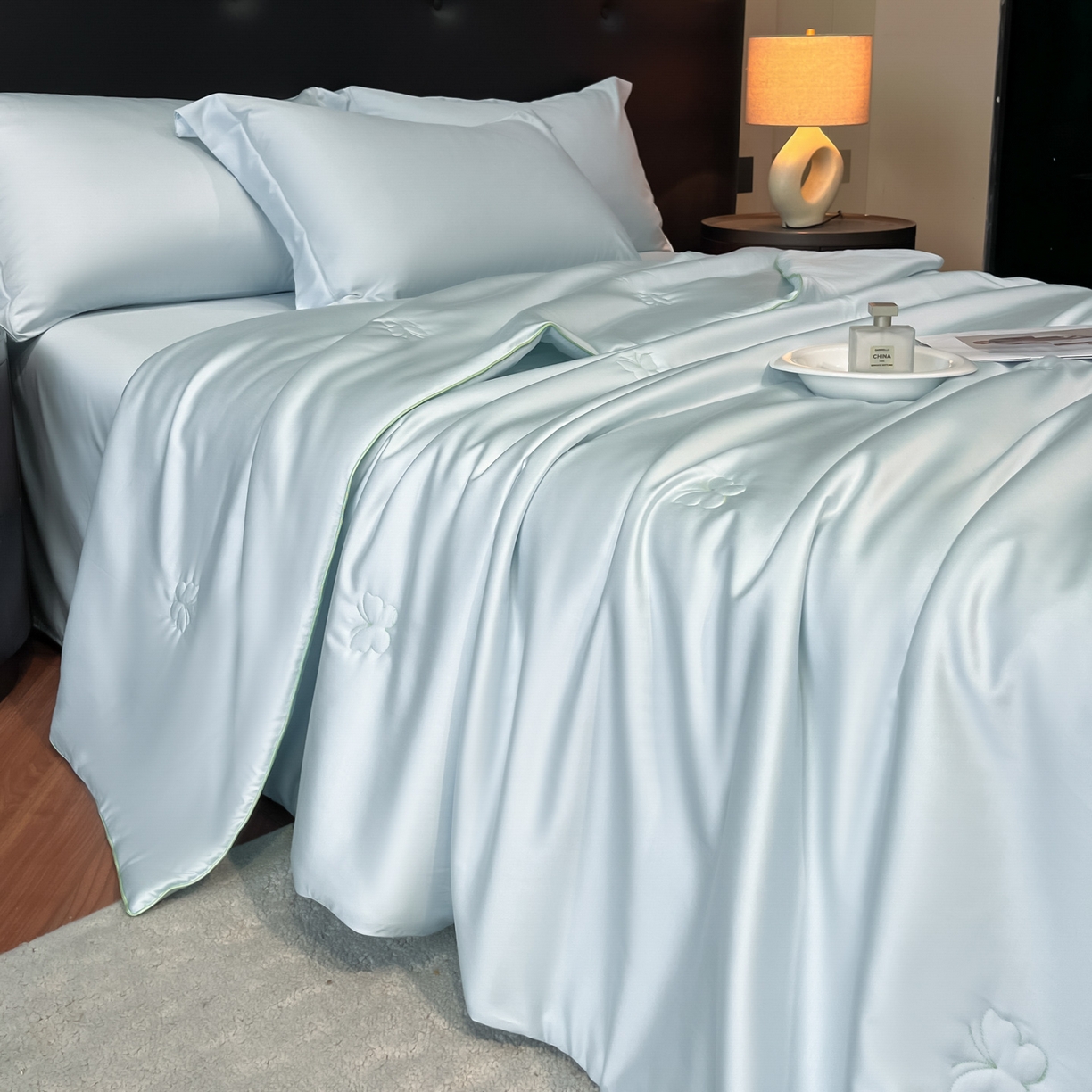 91家纺网 家纺一手货源 找家纺 新方向 2026新款A类20%蚕丝天丝棉夏被四件套蝴蝶系列 蝴蝶-微光蓝