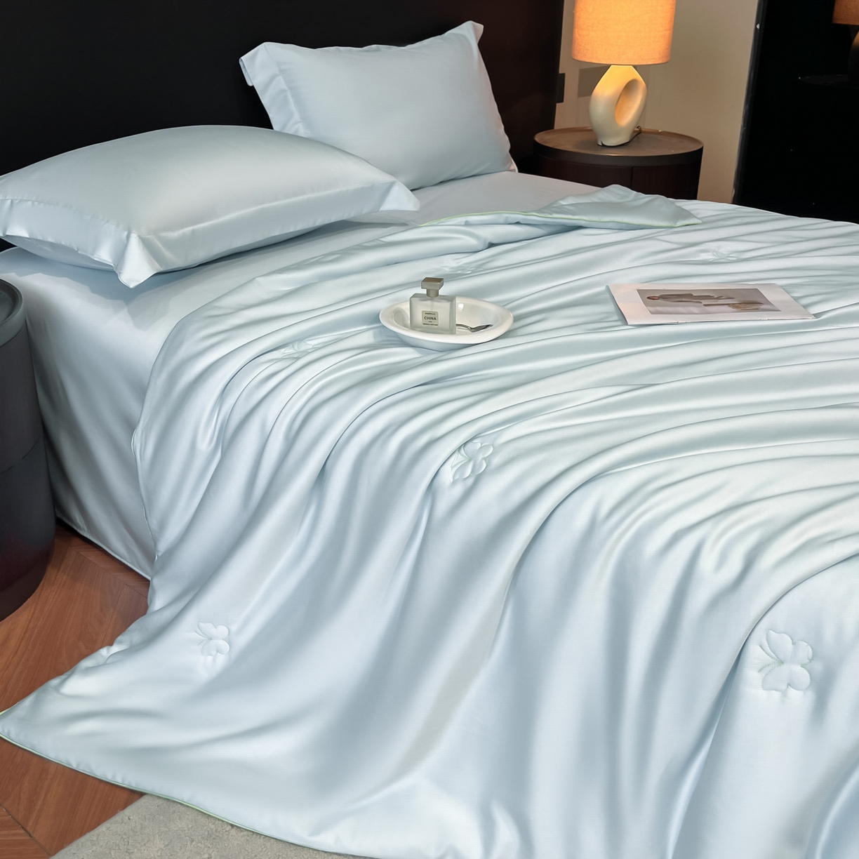 91家纺网 家纺一手货源 找家纺 新方向 2026新款A类20%蚕丝天丝棉夏被四件套蝴蝶系列 蝴蝶-微光蓝