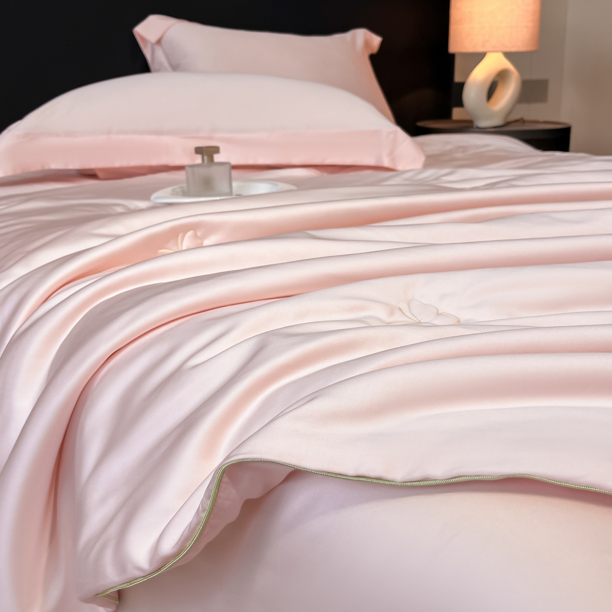 91家纺网 家纺一手货源 找家纺 新方向 2026新款A类20%蚕丝天丝棉夏被四件套蝴蝶系列 蝴蝶-山茶粉