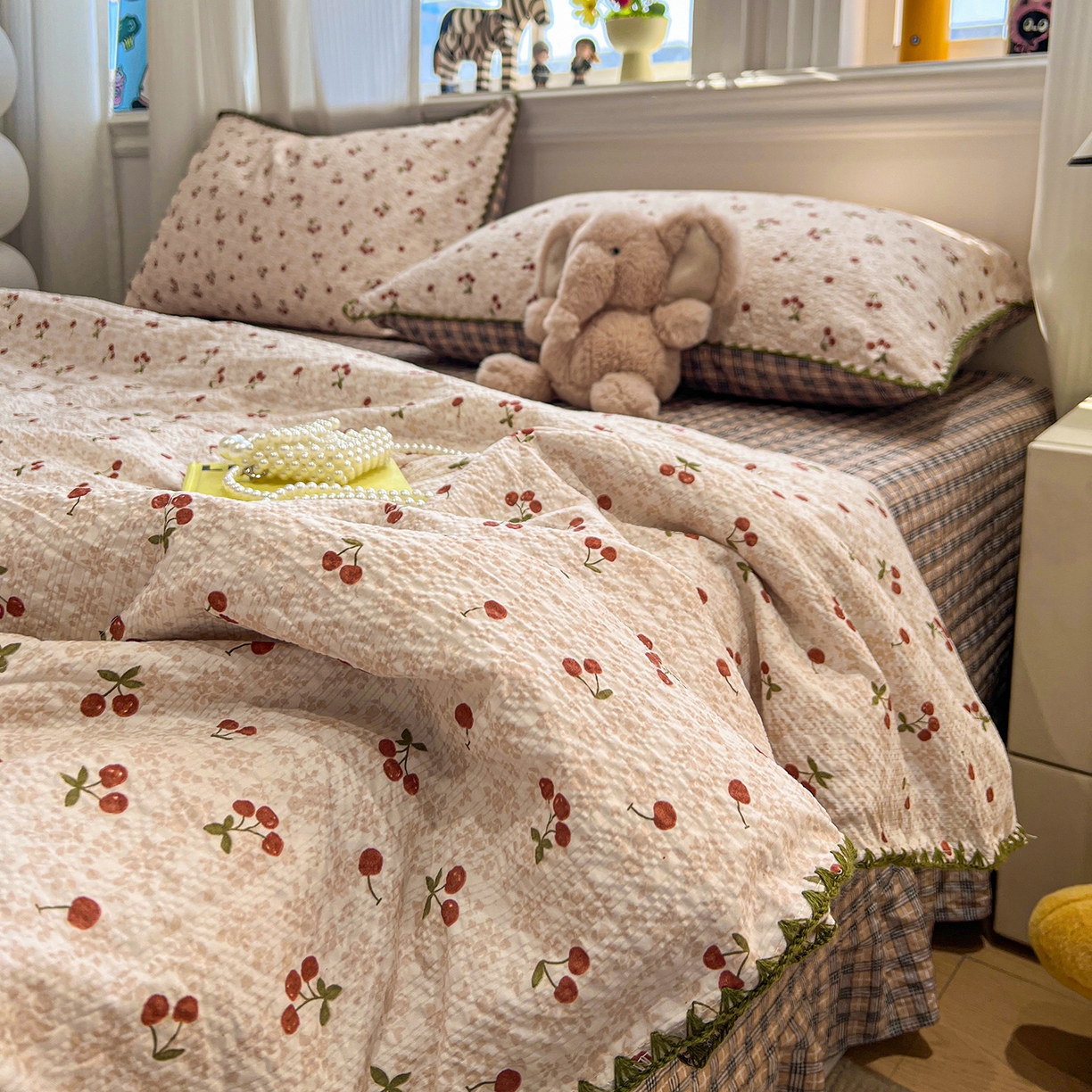 91家纺网 家纺一手货源 找家纺 富米莱（原臻工厂） 2026新款泡芙纱贝壳边夏被夏凉被空调被床盖床裙四件套-欧包系列 欧包-酒渍樱桃