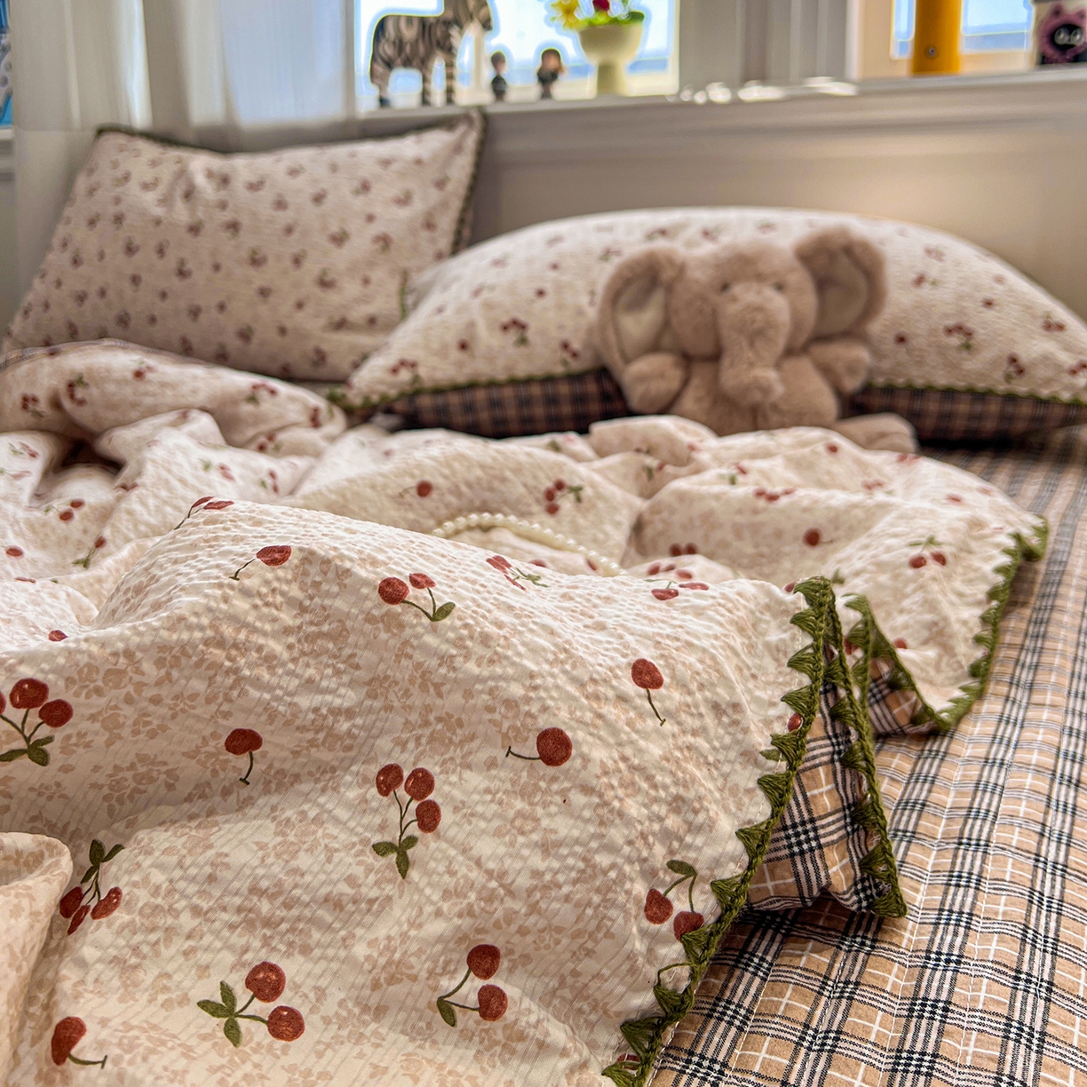 91家纺网 家纺一手货源 找家纺 富米莱（原臻工厂） 2026新款泡芙纱贝壳边夏被夏凉被空调被床盖床裙四件套-欧包系列 欧包-酒渍樱桃