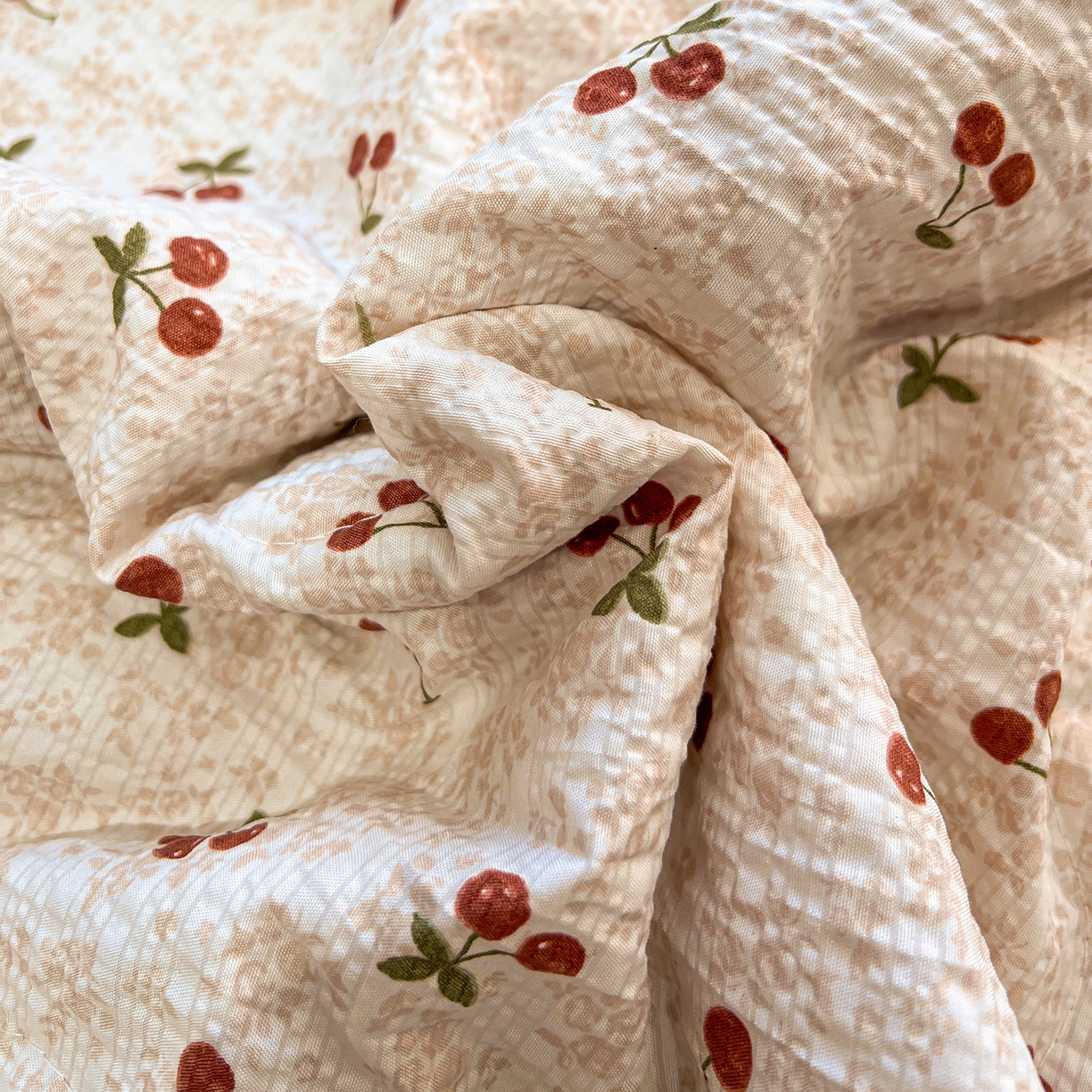 91家纺网 家纺一手货源 找家纺 富米莱（原臻工厂） 2026新款泡芙纱贝壳边夏被夏凉被空调被床盖床裙四件套-欧包系列 欧包-酒渍樱桃