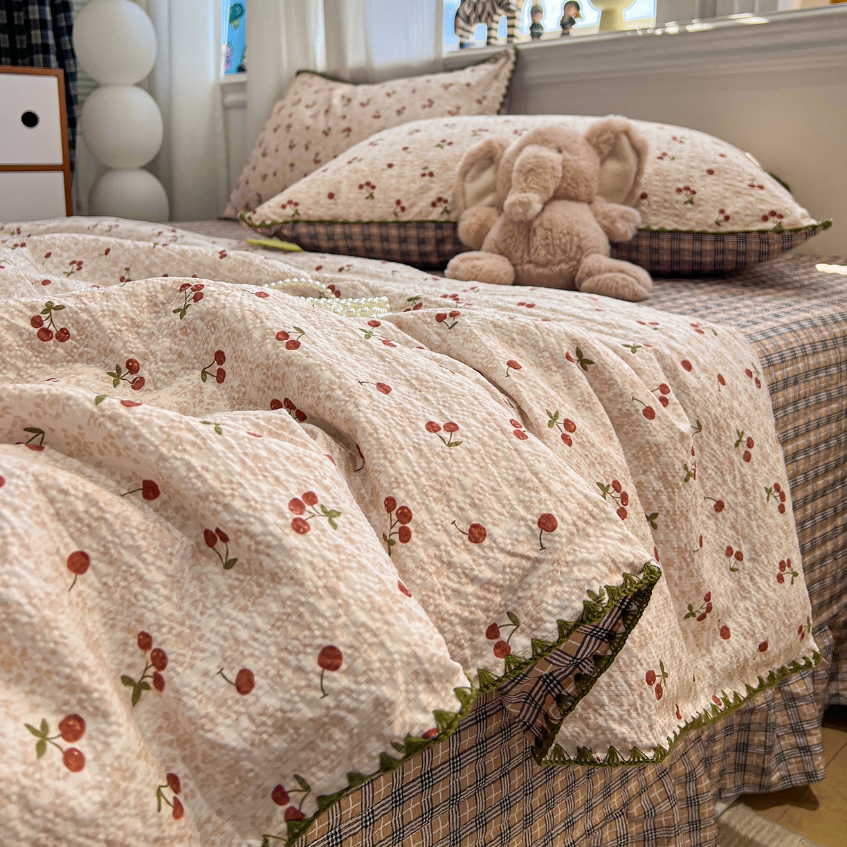 91家纺网 家纺一手货源 找家纺 富米莱（原臻工厂） 2026新款泡芙纱贝壳边夏被夏凉被空调被床盖床裙四件套-欧包系列 欧包-酒渍樱桃