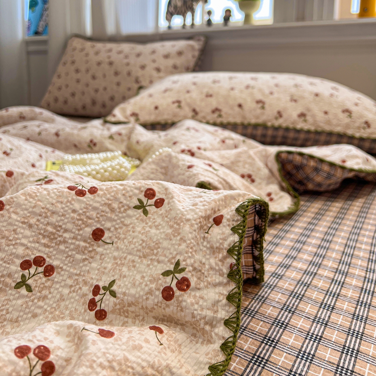 91家纺网 家纺一手货源 找家纺 富米莱（原臻工厂） 2026新款泡芙纱贝壳边夏被夏凉被空调被床盖床裙四件套-欧包系列 欧包-酒渍樱桃