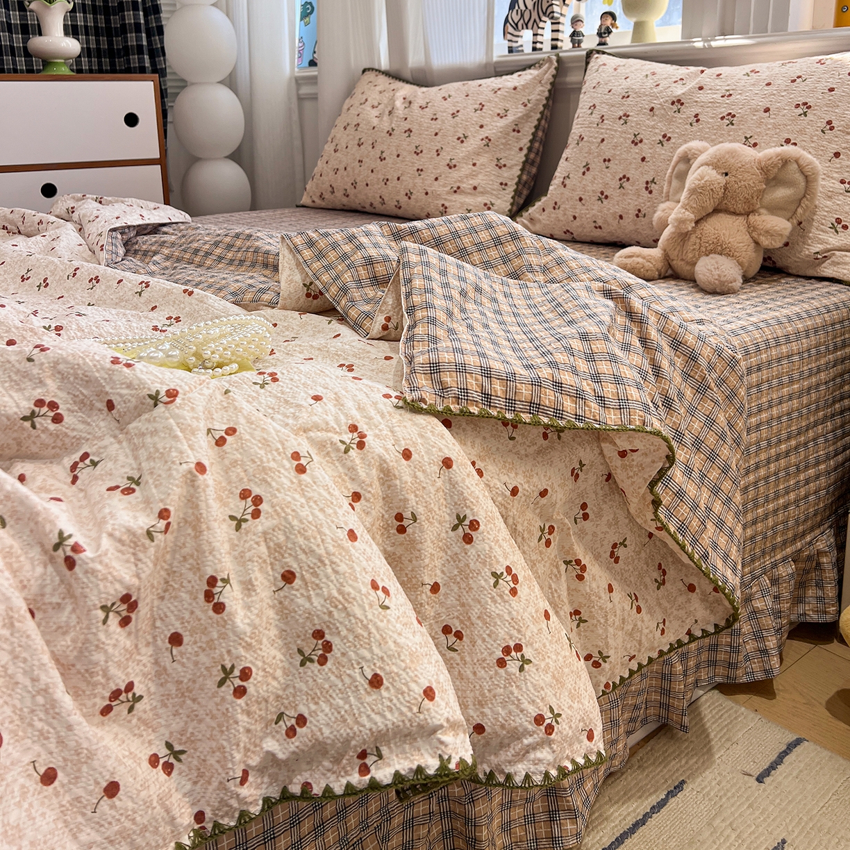 91家纺网 家纺一手货源 找家纺 富米莱（原臻工厂） 2026新款泡芙纱贝壳边夏被夏凉被空调被床盖床裙四件套-欧包系列 欧包-酒渍樱桃