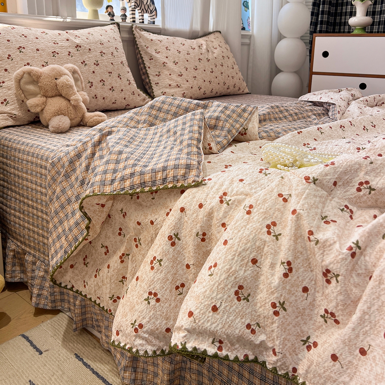 91家纺网 家纺一手货源 找家纺 富米莱（原臻工厂） 2026新款泡芙纱贝壳边夏被夏凉被空调被床盖床裙四件套-欧包系列 欧包-酒渍樱桃