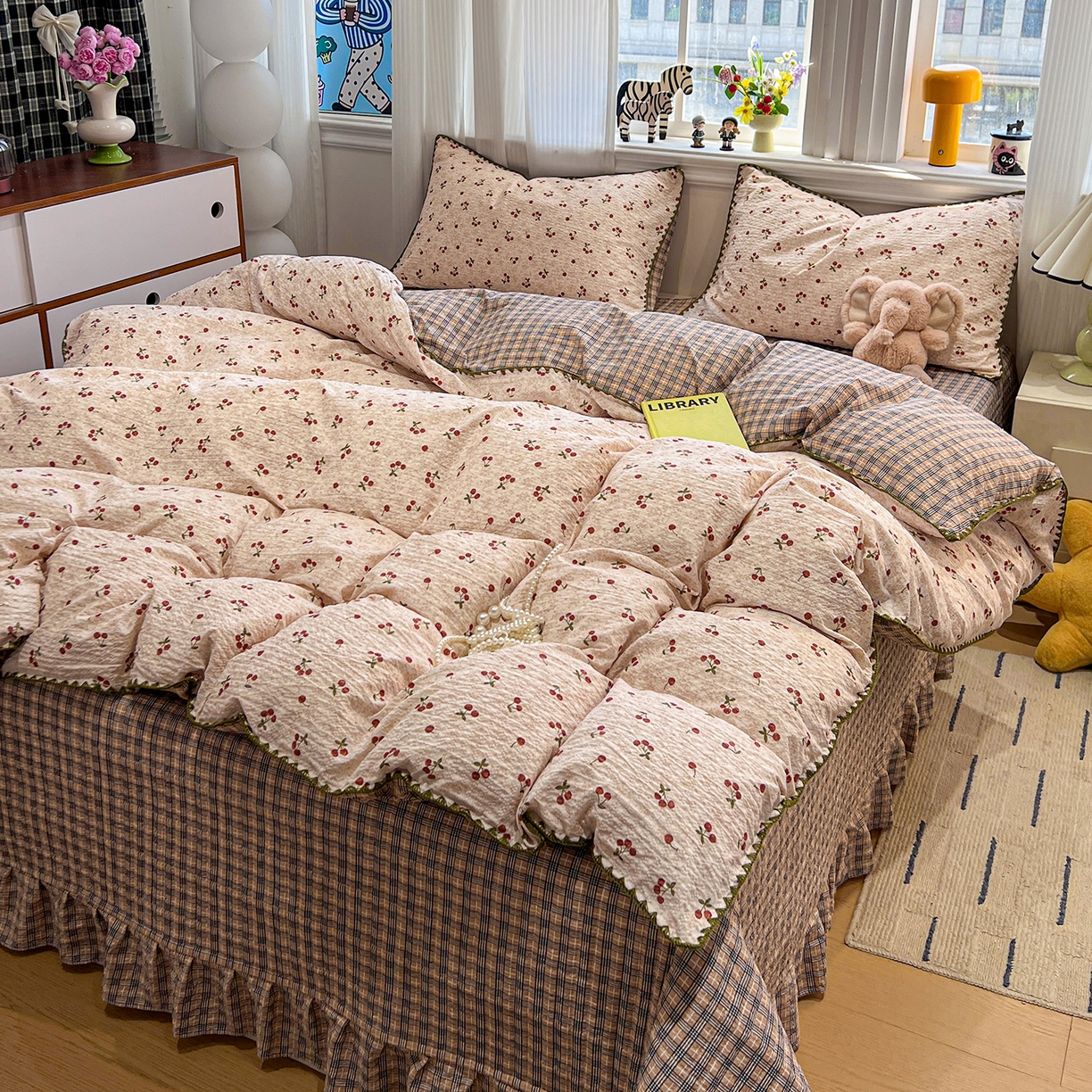 91家纺网 家纺一手货源 找家纺 富米莱（原臻工厂） 2026新款泡芙纱贝壳边夏被夏凉被空调被床盖床裙四件套-欧包系列 欧包-酒渍樱桃