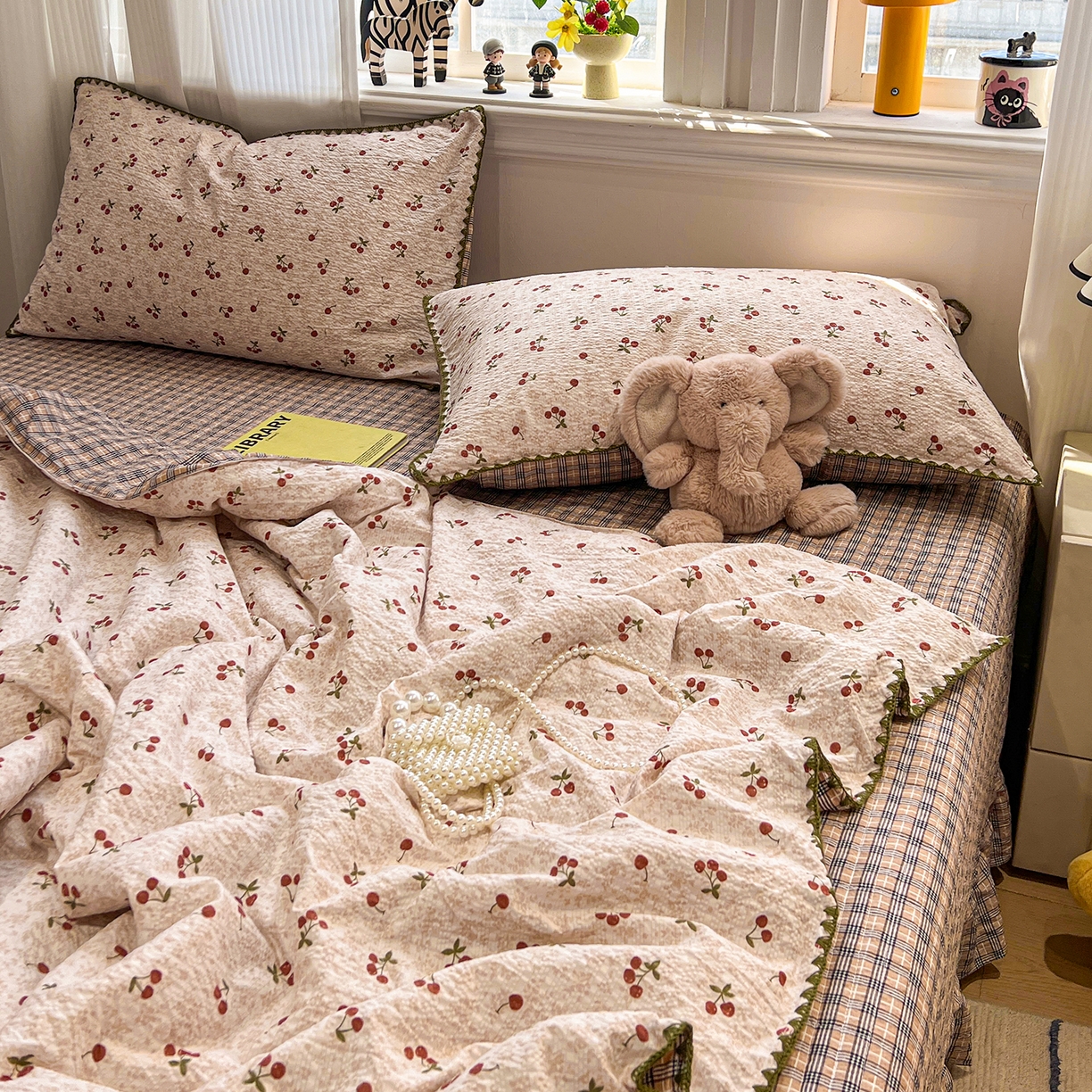 91家纺网 家纺一手货源 找家纺 富米莱（原臻工厂） 2026新款泡芙纱贝壳边夏被夏凉被空调被床盖床裙四件套-欧包系列 欧包-酒渍樱桃