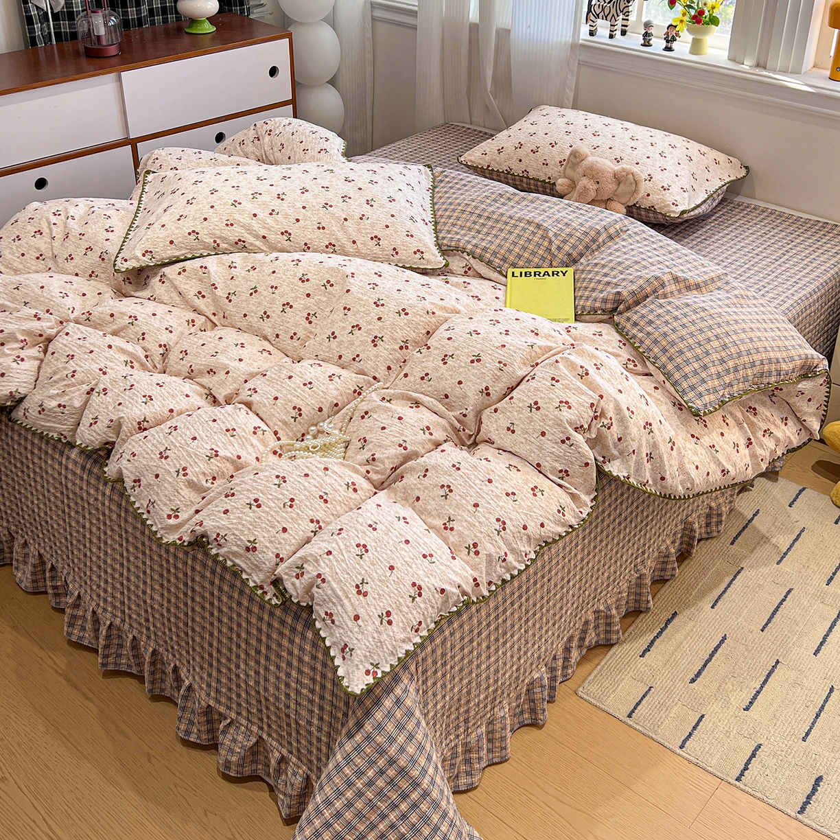 91家纺网 家纺一手货源 找家纺 富米莱（原臻工厂） 2026新款泡芙纱贝壳边夏被夏凉被空调被床盖床裙四件套-欧包系列 欧包-酒渍樱桃