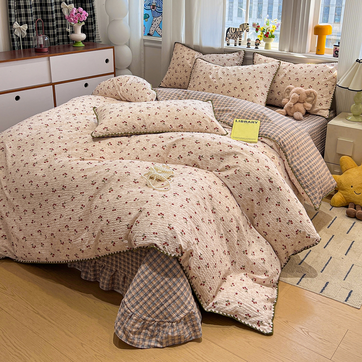 91家纺网 家纺一手货源 找家纺 富米莱（原臻工厂） 2026新款泡芙纱贝壳边夏被夏凉被空调被床盖床裙四件套-欧包系列 欧包-酒渍樱桃