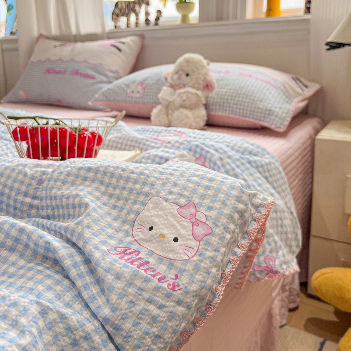 91家纺网 家纺一手货源 找家纺 富米莱（原臻工厂） 2026新款泡芙纱贝壳边夏被夏凉被空调被床盖床裙四件套-欧包系列 欧包-轻语小猫