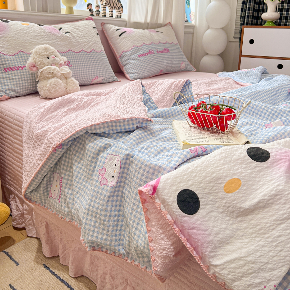 91家纺网 家纺一手货源 找家纺 富米莱（原臻工厂） 2026新款泡芙纱贝壳边夏被夏凉被空调被床盖床裙四件套-欧包系列 欧包-轻语小猫