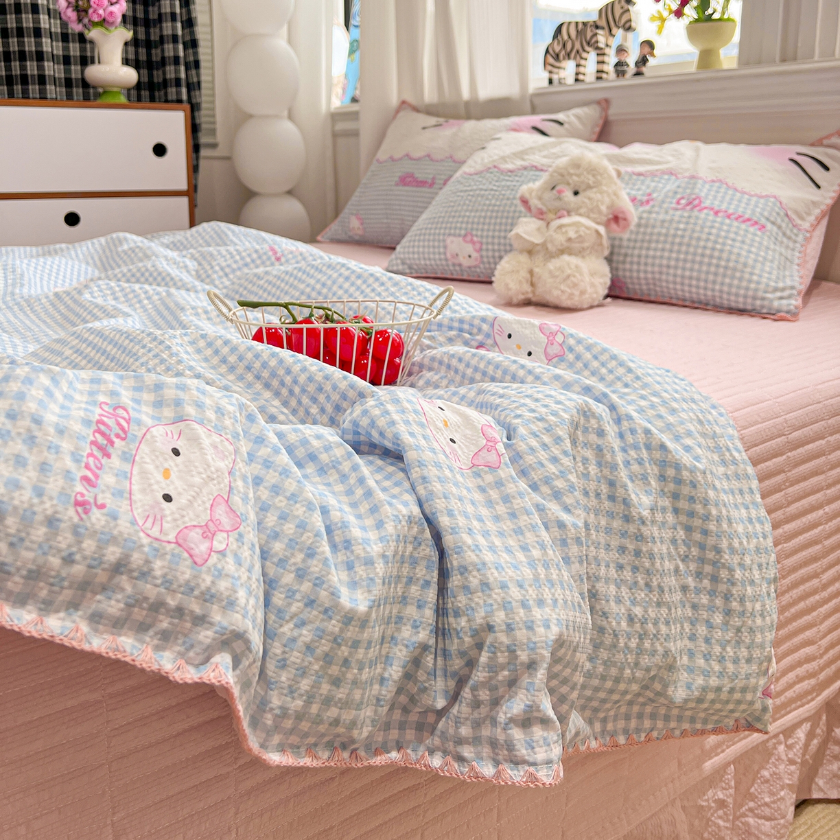 91家纺网 家纺一手货源 找家纺 富米莱（原臻工厂） 2026新款泡芙纱贝壳边夏被夏凉被空调被床盖床裙四件套-欧包系列 欧包-轻语小猫