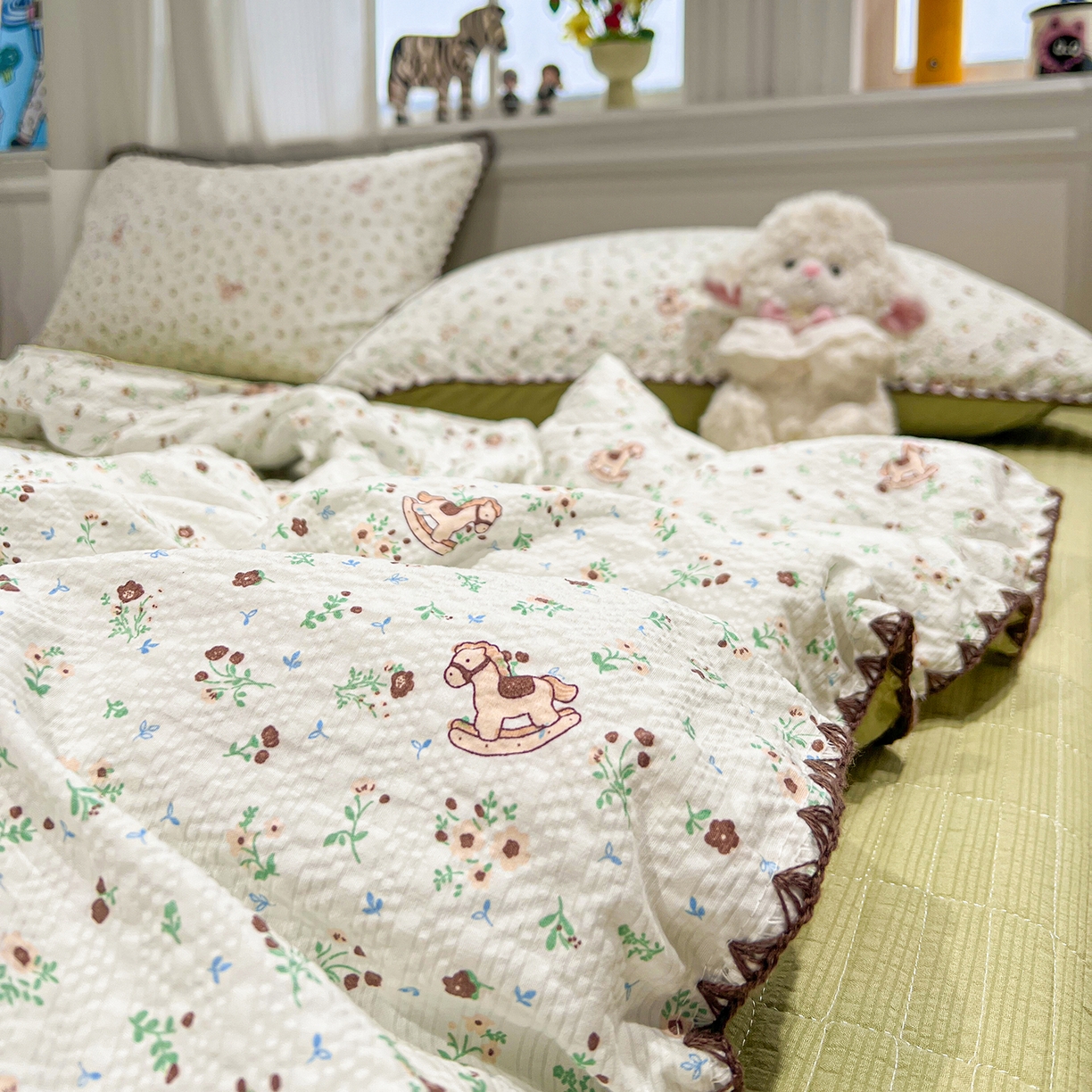 91家纺网 家纺一手货源 找家纺 富米莱（原臻工厂） 2026新款泡芙纱贝壳边夏被夏凉被空调被床盖床裙四件套-欧包系列 欧包-木马小花团