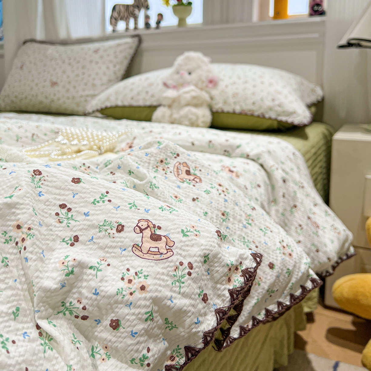 91家纺网 家纺一手货源 找家纺 富米莱（原臻工厂） 2026新款泡芙纱贝壳边夏被夏凉被空调被床盖床裙四件套-欧包系列 欧包-木马小花团