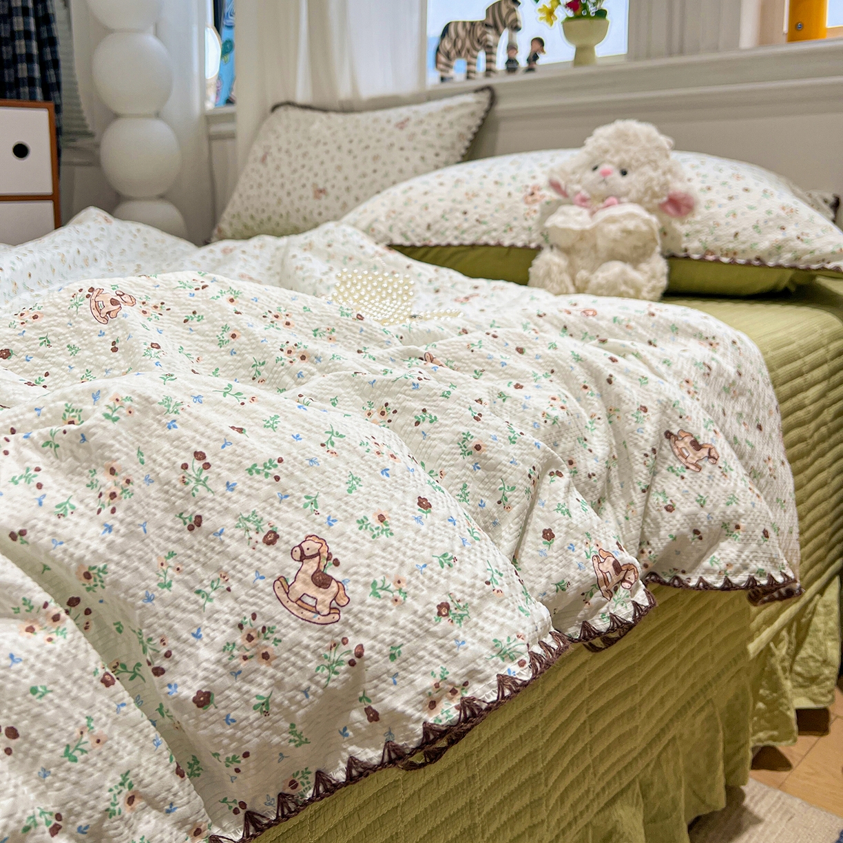 91家纺网 家纺一手货源 找家纺 富米莱（原臻工厂） 2026新款泡芙纱贝壳边夏被夏凉被空调被床盖床裙四件套-欧包系列 欧包-木马小花团