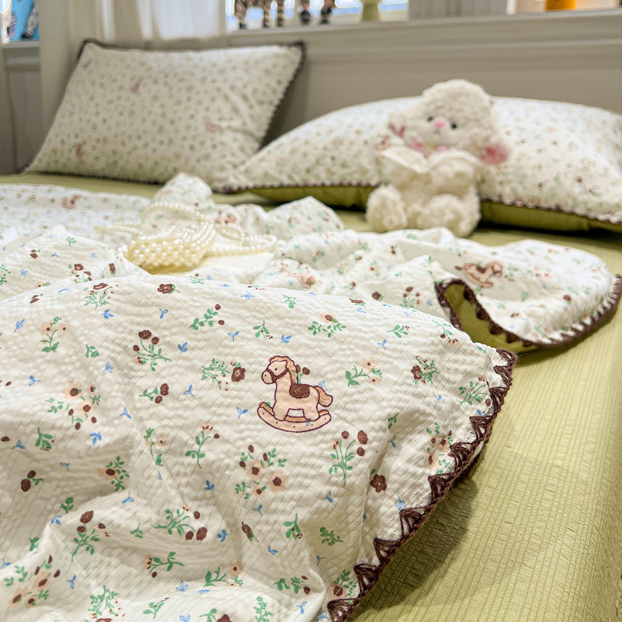 91家纺网 家纺一手货源 找家纺 富米莱（原臻工厂） 2026新款泡芙纱贝壳边夏被夏凉被空调被床盖床裙四件套-欧包系列 欧包-木马小花团