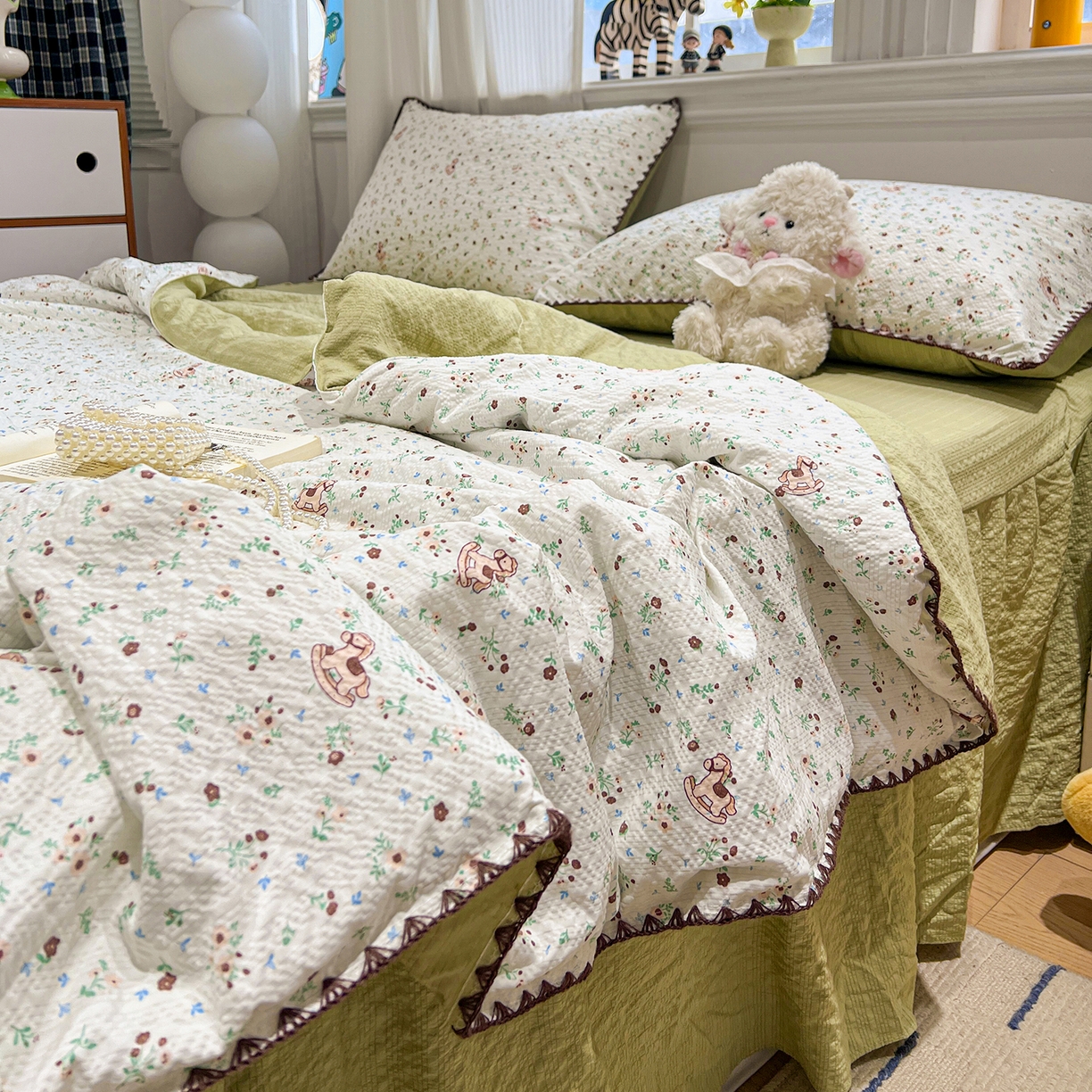 91家纺网 家纺一手货源 找家纺 富米莱（原臻工厂） 2026新款泡芙纱贝壳边夏被夏凉被空调被床盖床裙四件套-欧包系列 欧包-木马小花团