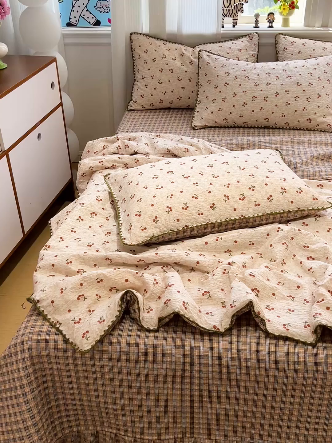 91家纺网 家纺一手货源 找家纺 富米莱（原臻工厂） 2026新款泡芙纱贝壳边夏被夏凉被空调被床盖床裙四件套-欧包系列 欧包-酒渍樱桃